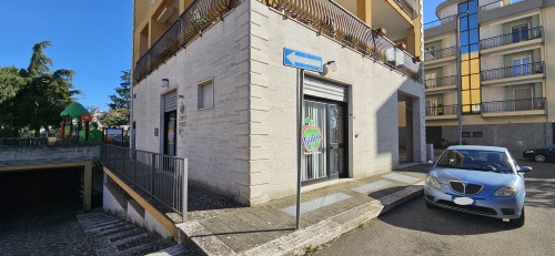 Putignano 2000 Locale Angolare Ideale Per Ufficio, Ottimo Stato.